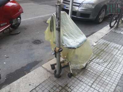 Genio assoluto: sedia con rotelle, facile da spostare. Ancorata con catena al palo: qualcuno potrebbe fregarsela